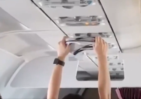 Un&rsquo;altra follia in aereo: il video della passeggera che si sfila le mutande per asciugarle sui bocchettoni dell&rsquo;aria &egrave; virale