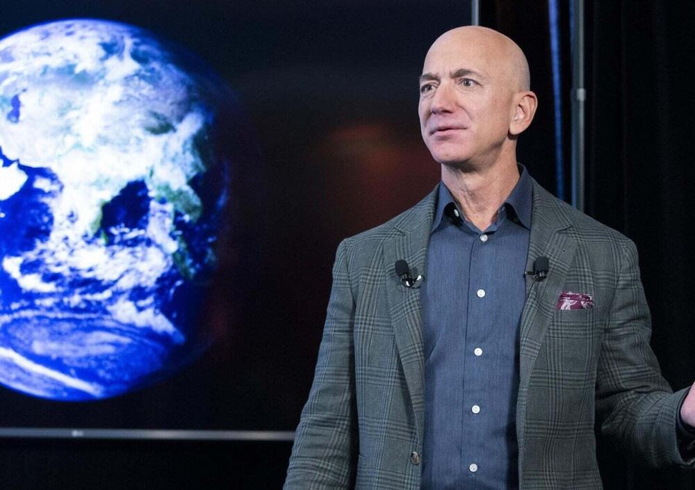 Jeff Bezos vola nello spazio. Sulla Terra parte la petizione: &quot;lasciatelo l&igrave;!&quot;
