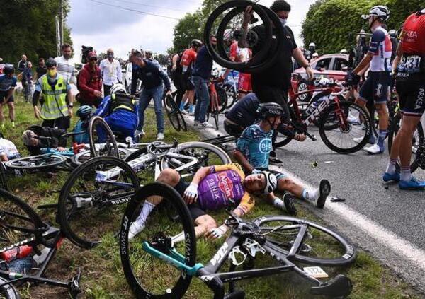 Tour de France, spettatrice causa maxi caduta: denunciata, ma &egrave; sparita (per ora)