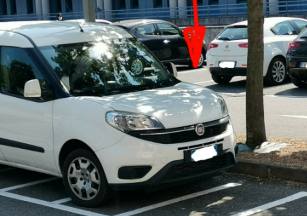 Montichiari: pur di parcheggiare all&rsquo;ombra occupa 5 posti moto. L&rsquo;ira del sindaco su Facebook