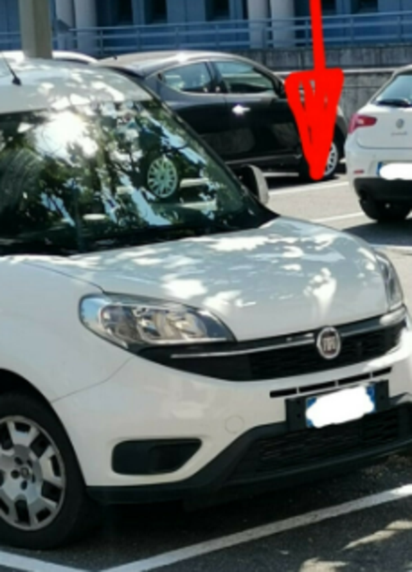 Montichiari: pur di parcheggiare all&rsquo;ombra occupa 5 posti moto. L&rsquo;ira del sindaco su Facebook