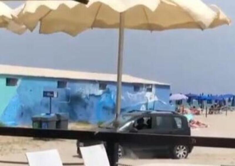 Cagliari: arriva in spiaggia con l&#039;auto e parcheggia tra i bagnanti. Maxi multa inevitabile