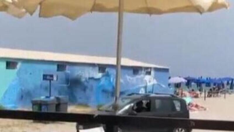 Cagliari: arriva in spiaggia con l&#039;auto e parcheggia tra i bagnanti. Maxi multa inevitabile