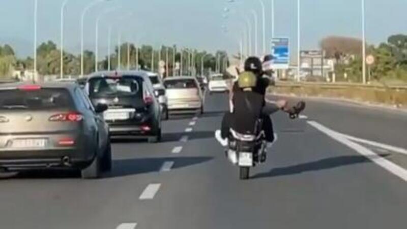 Strani incontri a Napoli: in due, ma su una ruota sola [VIDEO]