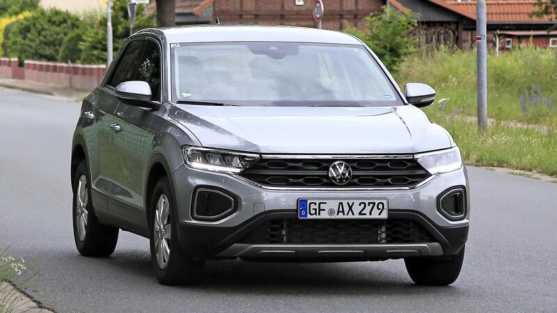 Volkswagen T-Roc restyling, le foto spia