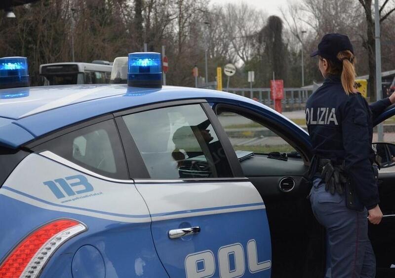 Lecce, bambino chiuso in auto: i poliziotti lo salvano spaccando il deflettore