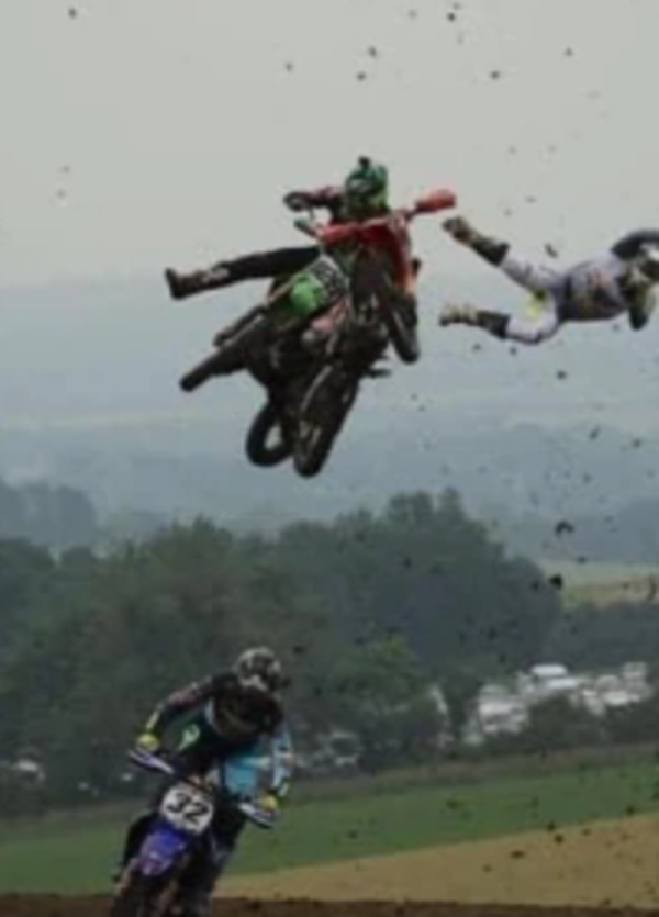 Campionato mondiale motocross: il terribile volo di Henry Jacobi. Miracolato! [VIDEO]
