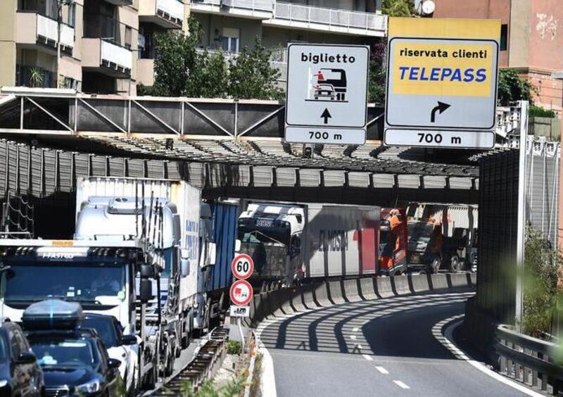 Liguria, &egrave; caos in autostrada. I camionisti in coda scendono dai tir per protesta