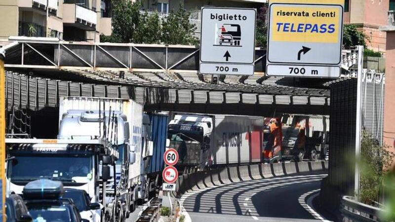 Liguria, &egrave; caos in autostrada. I camionisti in coda scendono dai tir per protesta