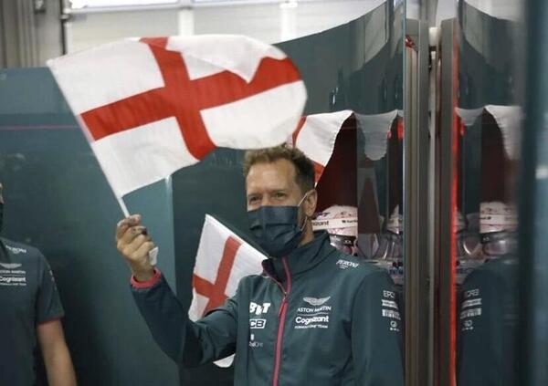 [VIDEO] Sebastian Vettel bullizzato in Aston Martin: il tedesco costretto ai festeggiamenti per la vittoria inglese agli Europei 