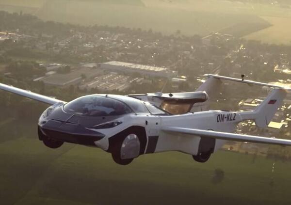 Benvenuti nel futuro! Il primo decollo dell&rsquo;auto volante &egrave; virale [VIDEO]