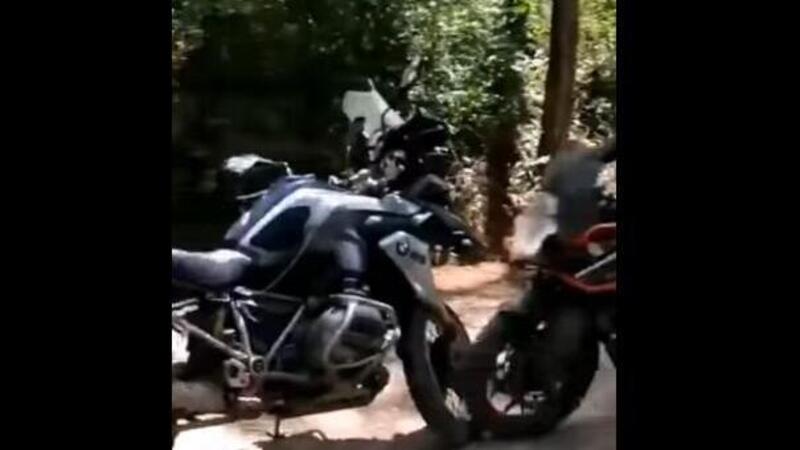 Moto crash: KTM Super Adventure contro BMW R1200GS, ma non &egrave; una comparativa [VIDEO]