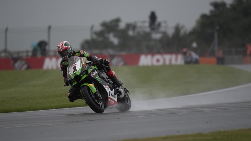 SBK 2021. GP del Regno Unito: Jonathan Rea domina la Superpole Race di Donington