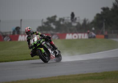 SBK 2021. GP del Regno Unito: Jonathan Rea domina la Superpole Race di Donington