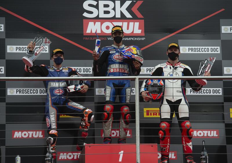 SBK 2021. GP del Regno Unito: Johnny Rea cade. Toprak Razgatlioglu vince e va in testa al campionato