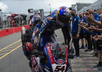 SBK 2021. GP del Regno Unito: Toprak Razgatlioglu vince e va in testa al campionato. Rea ha finalmente un avversario alla sua altezza [VIDEO]