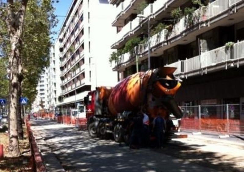 Betoniera perde olio, motociclisti per terra a Milano