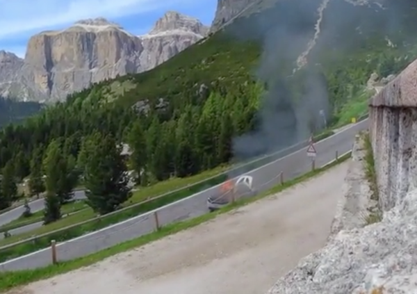 [VIDEO] McLaren 12C a fuoco sul Pordoi. Perch&eacute; le moto vanno fermate, ma le supercar no