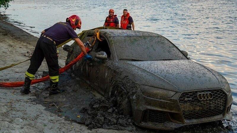 Mistero a 4 ruote nel fiume Po: emerge dalle acque Audi con chiave nel blocchetto e volante bloccato