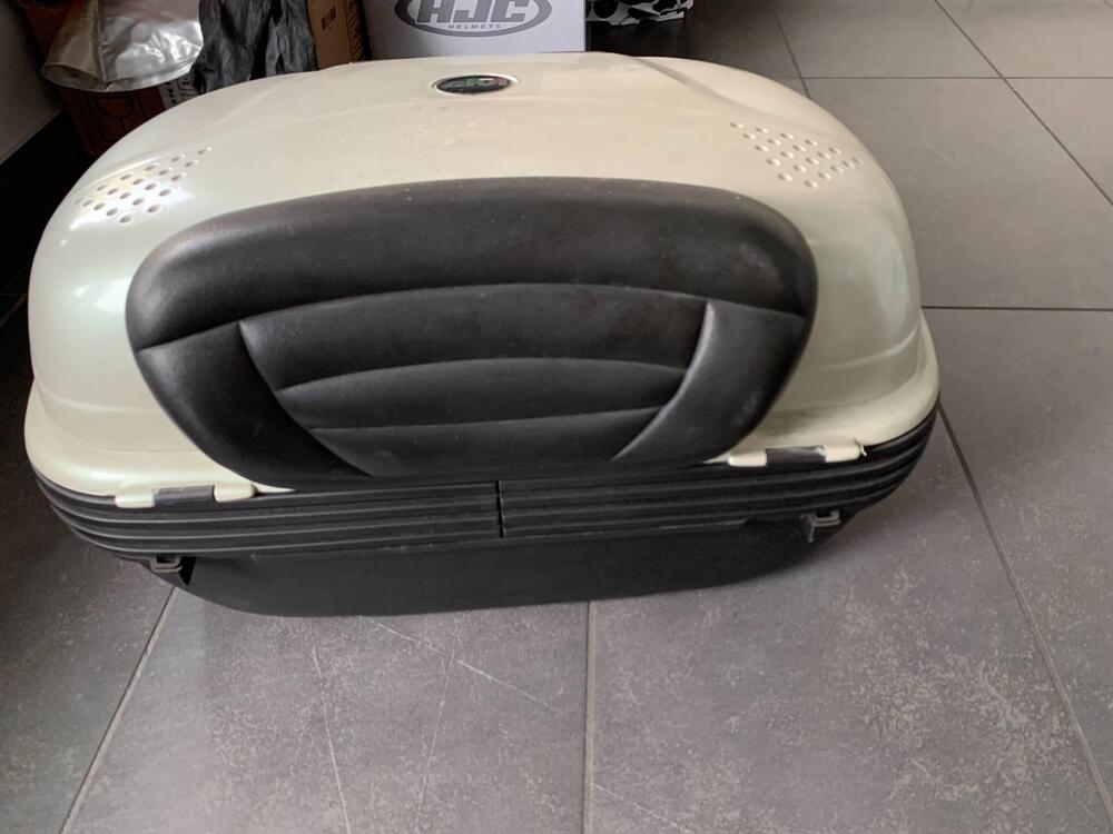 BAULETTO GIVI 46 LITRI GRIGIO CHIARO MET (3)