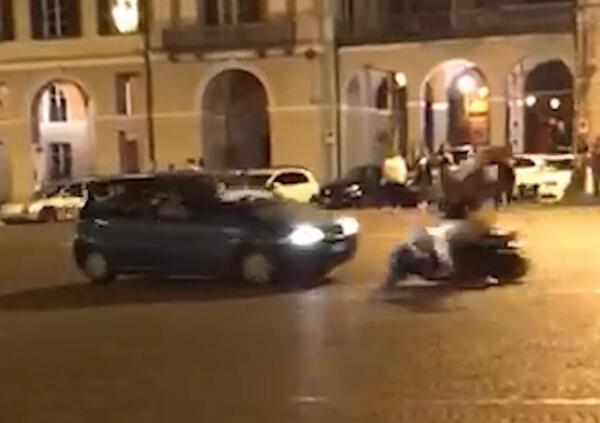 Italia-Spagna, scontro frontale auto-scooter nei festeggiamenti: ferita una 14enne