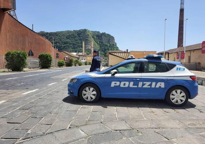 Napoli: scappa contromano all&#039;alt della polizia, nella moto aveva 5 orologi