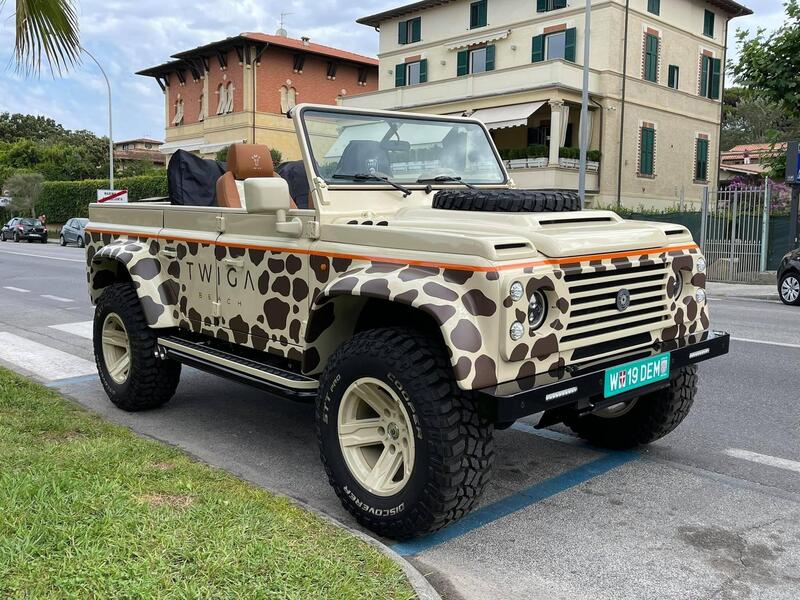 Land Rover Defender Cabriolet si veste dei colori dei locali di Flavio Briatore