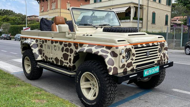 Land Rover Defender Cabriolet si veste dei colori dei locali di Flavio Briatore