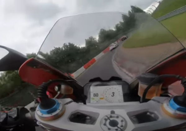 Ducati Panigale V4 distrutta al Nurburgring: il video &egrave; un colpo al cuore