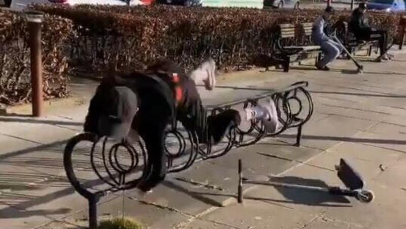 Il monopattino da acrobazie e il monopattinatore che si credeva uno stuntman [VIDEO]