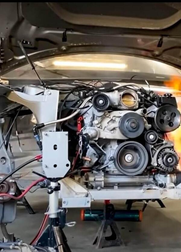 [VIDEO] Una Tesla con motore a scoppio? &Egrave; un V8 e la sta costruendo Rich Rebuilds