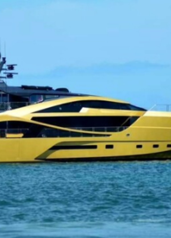 Altro che Ibra e Valentino Rossi, a Livorno arriva Khalilah, lo yacht extralusso totalmente ricoperto d&rsquo;oro