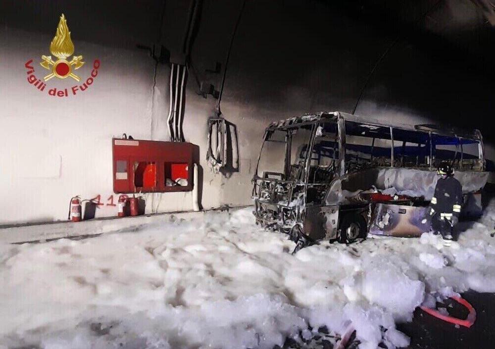 Lecco, autobus in fiamme: l'autista eroe salva 25 bambini che erano a bordo 
