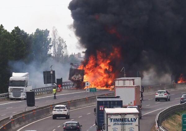 Camion in fiamme sull&#039;A14, nello stesso tratto dell&#039;esplosione del 2018 [VIDEO]
