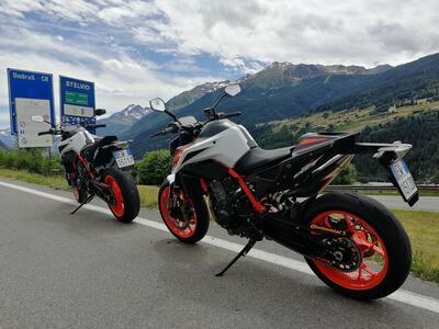 Sullo Stelvio con la KTM 890 Duke R: meglio le gomme da strada o da pista (omologate)?