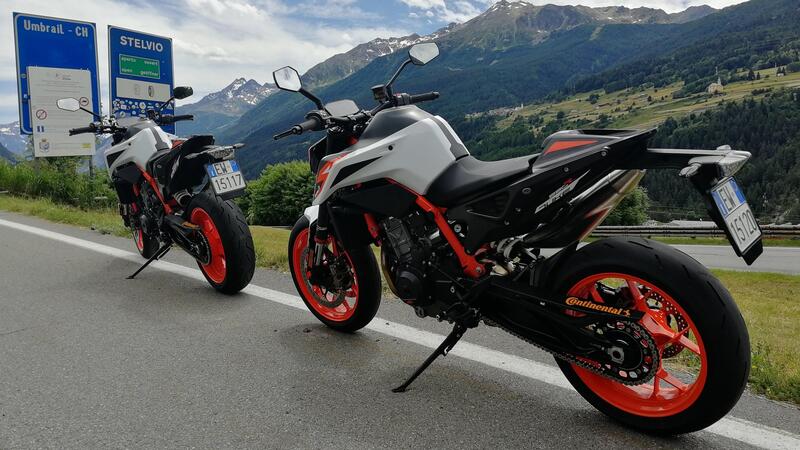 Sullo Stelvio con la KTM 890 Duke R: meglio le gomme da strada o da pista (omologate)?