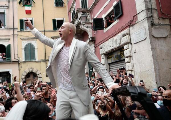 Federico Bernardeschi e il matrimonio all&#039;italiana: cori e salti di gioia sulla sua Land Rover [VIDEO]