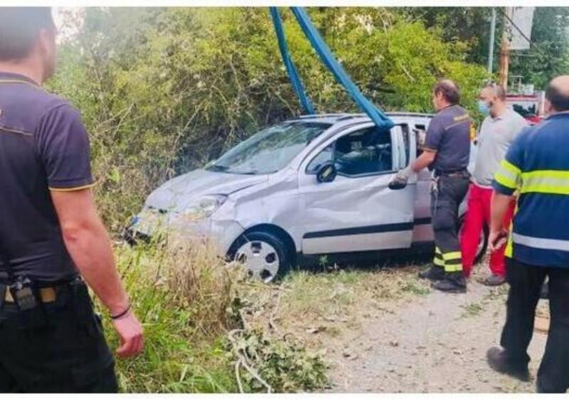 Rozzano: in auto nel Lambro, salvato da due automobilisti di passaggio