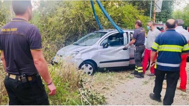 Rozzano: in auto nel Lambro, salvato da due automobilisti di passaggio