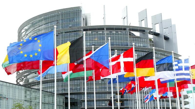 Commissione Ue: dal 2035 solo vetture full electric