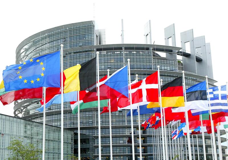 Commissione Ue: dal 2035 solo vetture full electric