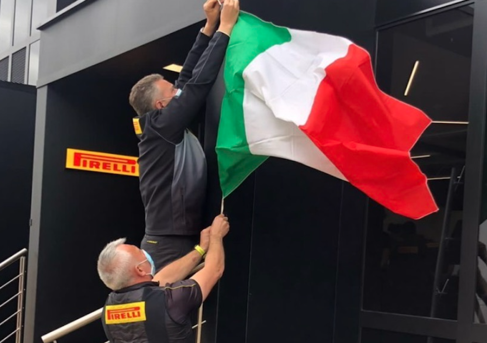 [VIDEO] Anche la Pirelli sfotte l&rsquo;Inghilterra: a Silverstone l&rsquo;omaggio italiano alla Nazionale 