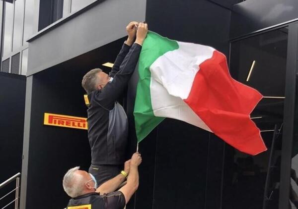 [VIDEO] Anche la Pirelli sfotte l&rsquo;Inghilterra: a Silverstone l&rsquo;omaggio italiano alla Nazionale 
