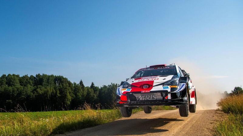 WRC21. Estonia. Sabato del villaggio. Tanak imperversa, Rovanpera sempre leader 