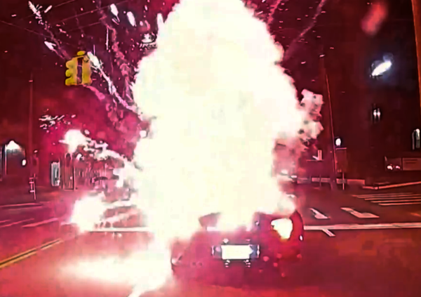 Lanciano al conducente di una Bmw cabrio un fuoco d&rsquo;artificio acceso: gli esplode in faccia [VIDEO] 