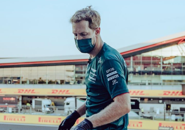Mentre a Silverstone succede di tutto... Sebastian Vettel aiuta a raccogliere i rifiuti post gara [VIDEO]