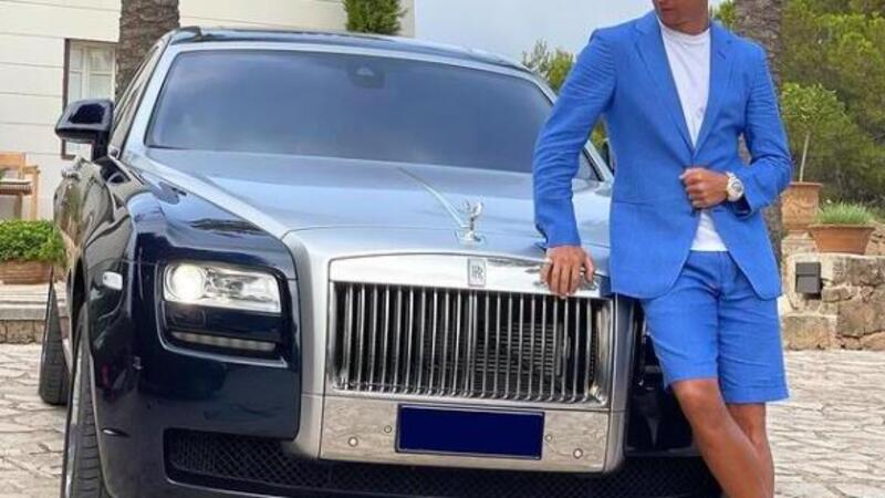 Cristiano Ronaldo in posa con la sua nuova Rolls-Royce Ghost