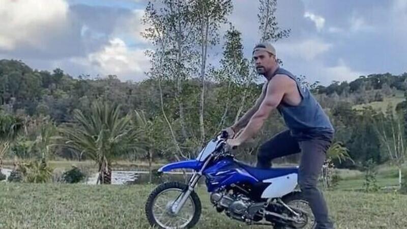 Video: Chris Hemsworth salta un pericoloso ostacolo con la pit bike. (O no?)