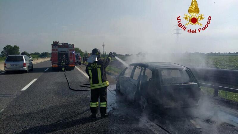 Padova, auto va a fuoco in autostrada