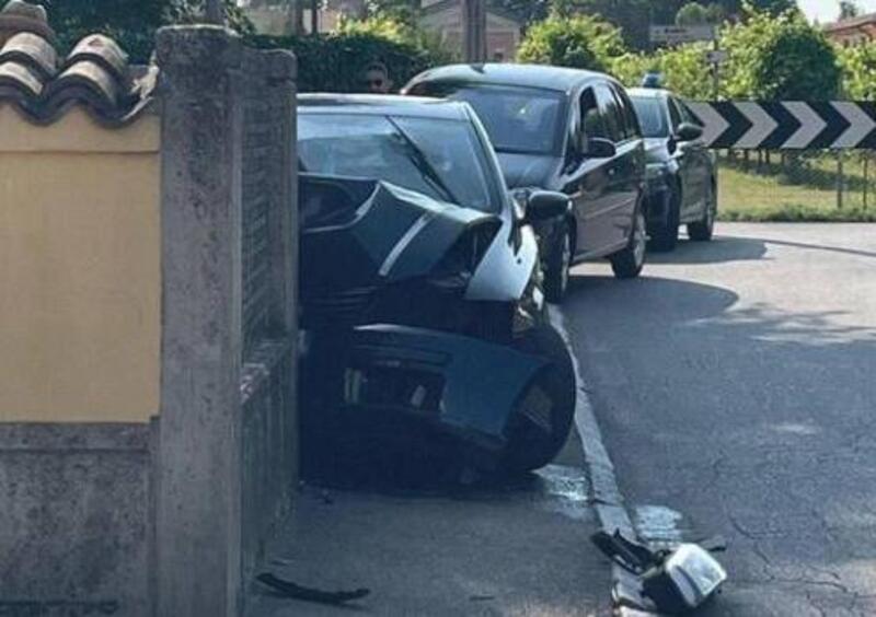 Reggio Emilia: incidente con l&#039;auto rubata. Il mistero dei 5 giovani in fuga